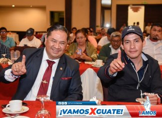 El secretario general del partido VAMOS, Víctor Valenzuela, y el presidente del Tribunal de Honor de ese partido, Miguel Martínez, en una reunión política. Foto: Partido Vamos de Facebook