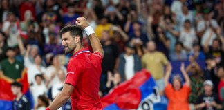 El serbio Novak Djokovic celebra tras ganar al chino Zhang Zhizhen durante su partido individual masculino en el torneo de tenis United Cup en Perth el 31 de diciembre de 2023.