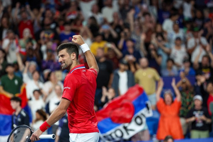 El serbio Novak Djokovic celebra tras ganar al chino Zhang Zhizhen durante su partido individual masculino en el torneo de tenis United Cup en Perth el 31 de diciembre de 2023.