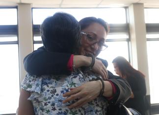 Virginia Laparra (de frente) se abraza con Claudia González, una de sus abogadas defensoras, el día que fue liberada. Foto La Hora / Maria José Bonilla.