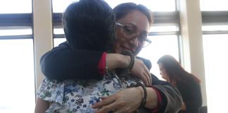 Virginia Laparra (de frente) se abraza con Claudia González, una de sus abogadas defensoras, el día que fue liberada. Foto La Hora / Maria José Bonilla.