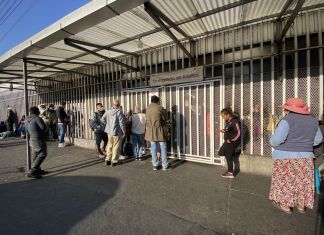 Personas se acercan a la Emergencia de adultos en el Hospital General San Juan de Dios, que este día retomó la normalidad, luego de días de irregularidades en el servicio de electricidad. Foto La Hora / José Orozco.