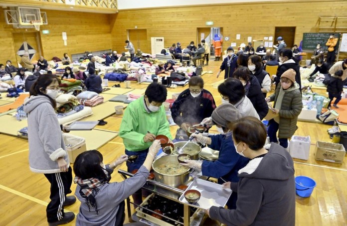 Residentes de una zona afectada por un sismo, esperan para recibir comida en un albergue en Anamizu, en la prefectura de Ishikawa, el 7 de enero de 2024. Foto: Kyodo News AP/La Hora