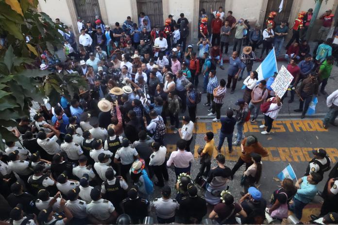 Manifestantes afuera del Congreso de la República. Foto: Maria José Bonilla/La Hora