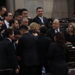 DÍA CRÍTICO La sociedad guatemalteca y la comunidad internacional están en vilo porque cada vez queda menos tiempo para que Bernardo Arévalo y Karin Herrera sean juramentados para dirigir el poder Ejecutivo. La Novena legislatura del Congreso convocó a la sesión protocolaria desde las 8 horas, pero esta se extendió. Después de mediodía la comisión que verificaba las credenciales de los diputados electos decidió sesionar en secreto lo que encendió los ánimos de los congresistas que irrumpieron en el salón y la sesión se suspendió. La comisión debió sesionar en otro lugar, mientras en las afueras del Congreso cientos de manifestantes se enfrentaban con agentes de la Policía Nacional Civil. Finalmente, a poco más de cuatro horas de que termine el 14 de enero, fecha establecida en la Constitución para el cambio de mando, los diputados de la legislatura 2024-2028 lograron tomar posesión.