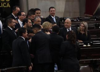 DÍA CRÍTICO La sociedad guatemalteca y la comunidad internacional están en vilo porque cada vez queda menos tiempo para que Bernardo Arévalo y Karin Herrera sean juramentados para dirigir el poder Ejecutivo. La Novena legislatura del Congreso convocó a la sesión protocolaria desde las 8 horas, pero esta se extendió. Después de mediodía la comisión que verificaba las credenciales de los diputados electos decidió sesionar en secreto lo que encendió los ánimos de los congresistas que irrumpieron en el salón y la sesión se suspendió. La comisión debió sesionar en otro lugar, mientras en las afueras del Congreso cientos de manifestantes se enfrentaban con agentes de la Policía Nacional Civil. Finalmente, a poco más de cuatro horas de que termine el 14 de enero, fecha establecida en la Constitución para el cambio de mando, los diputados de la legislatura 2024-2028 lograron tomar posesión.