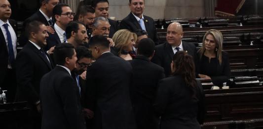 DÍA CRÍTICO La sociedad guatemalteca y la comunidad internacional están en vilo porque cada vez queda menos tiempo para que Bernardo Arévalo y Karin Herrera sean juramentados para dirigir el poder Ejecutivo. La Novena legislatura del Congreso convocó a la sesión protocolaria desde las 8 horas, pero esta se extendió. Después de mediodía la comisión que verificaba las credenciales de los diputados electos decidió sesionar en secreto lo que encendió los ánimos de los congresistas que irrumpieron en el salón y la sesión se suspendió. La comisión debió sesionar en otro lugar, mientras en las afueras del Congreso cientos de manifestantes se enfrentaban con agentes de la Policía Nacional Civil. Finalmente, a poco más de cuatro horas de que termine el 14 de enero, fecha establecida en la Constitución para el cambio de mando, los diputados de la legislatura 2024-2028 lograron tomar posesión.