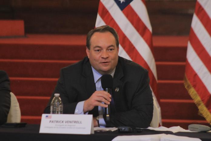 Patrick Ventrell, encargado de Negocios de la Embajada de Estados Unidos en Guatemala, durante la conferencia de prensa en el Palacio Nacional de la Cultura.
