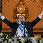 El nuevo presidente de Guatemala, Bernardo Arévalo, hace gestos a sus partidarios desde un balcón del Palacio Nacional de Cultura en la Ciudad de Guatemala, después de su ceremonia de toma de posesión, a primera hora del 15 de enero de 2024. (Foto La Hora: Martin Bernetti /AFP)