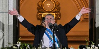 El nuevo presidente de Guatemala, Bernardo Arévalo, hace gestos a sus partidarios desde un balcón del Palacio Nacional de Cultura en la Ciudad de Guatemala, después de su ceremonia de toma de posesión, a primera hora del 15 de enero de 2024. (Foto La Hora: Martin Bernetti /AFP)