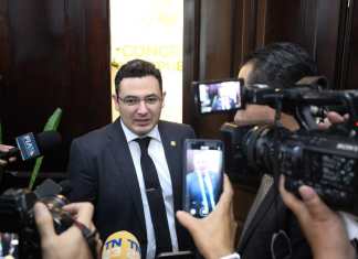 El diputado Samuel Pérez mantiene reuniones con varios diputados para mantener el apoyo para la nueva planilla a la presidencia del Congreso. Foto: Congreso