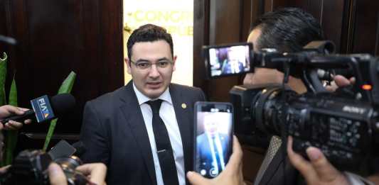 El diputado Samuel Pérez mantiene reuniones con varios diputados para mantener el apoyo para la nueva planilla a la presidencia del Congreso. Foto: Congreso