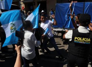 La PNC ha tenido que intervenir para separar a grupos de manifestantes con discursos opuestos. (Foto: La Hora/María José Bonilla)