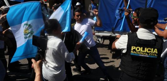 La PNC ha tenido que intervenir para separar a grupos de manifestantes con discursos opuestos. (Foto: La Hora/María José Bonilla)
