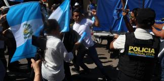 La PNC ha tenido que intervenir para separar a grupos de manifestantes con discursos opuestos. (Foto: La Hora/María José Bonilla)