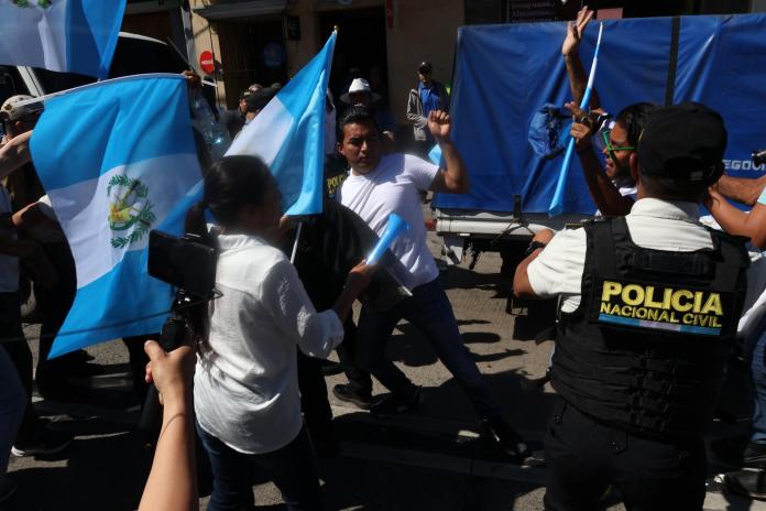 La PNC ha tenido que intervenir para separar a grupos de manifestantes con discursos opuestos. (Foto: La Hora/MarÃ­a JosÃ© Bonilla)
