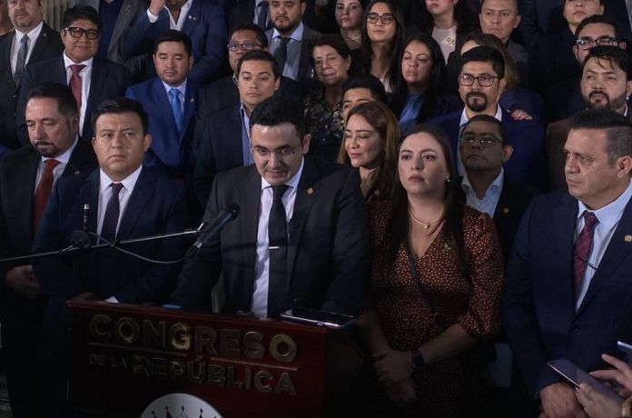 El diputado Samuel Pérez confirma que cederán sus espacios en la planilla para la presidencia del Congreso. Foto: José Orozco/La Hora