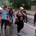 Migrantes inician su viaje en caravana hacia El Florido, en la frontera entre Honduras y Guatemala, rumbo a Estados Unidos, en San Pedro Sula, Honduras. (Foto de Orlando SIERRA/AFP)