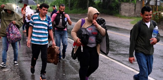 Migrantes inician su viaje en caravana hacia El Florido, en la frontera entre Honduras y Guatemala, rumbo a Estados Unidos, en San Pedro Sula, Honduras. (Foto de Orlando SIERRA/AFP)