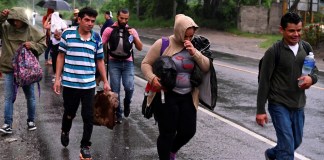 Migrantes inician su viaje en caravana hacia El Florido, en la frontera entre Honduras y Guatemala, rumbo a Estados Unidos, en San Pedro Sula, Honduras. (Foto de Orlando SIERRA/AFP)