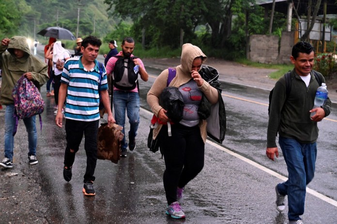 Migrantes inician su viaje en caravana hacia El Florido, en la frontera entre Honduras y Guatemala, rumbo a Estados Unidos, en San Pedro Sula, Honduras. (Foto de Orlando SIERRA/AFP)
