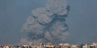 Una fotografía tomada desde Rafah muestra humo ondeando sobre Khan Yunis en el sur de la Franja de Gaza