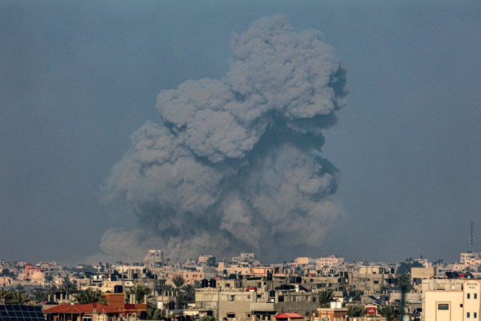 Una fotografía tomada desde Rafah muestra humo ondeando sobre Khan Yunis en el sur de la Franja de Gaza