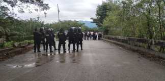 Las autoridades guatemaltecas instalaron dos barreras humanas de seguridad, ante el ingreso de una caravana masiva de migrantes proveniente de Honduras. Foto: Migración/La Hora