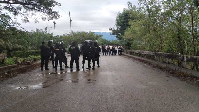 Las autoridades guatemaltecas instalaron dos barreras humanas de seguridad, ante el ingreso de una caravana masiva de migrantes proveniente de Honduras. Foto: Migración/La Hora