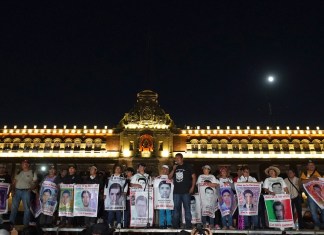 Familiares de los 43 estudiantes desaparecidos de Ayotzinapa con carteles con las imágenes y nombres de sus parientes, en el noveno aniversario de su desaparición, frente al Palacio Nacional en Ciudad de México, el 26 de septiembre de 2023. (AP Foto/Marco Ugarte, Archivo)