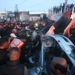 Palestinos rodean un auto alcanzado por un ataque aéreo israelí en Rafah, en la Franja de Gaza, el sábado 20 de enero de 2024. (AP Foto/Hatem Ali)