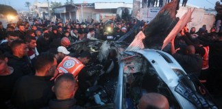 Palestinos rodean un auto alcanzado por un ataque aéreo israelí en Rafah, en la Franja de Gaza, el sábado 20 de enero de 2024. (AP Foto/Hatem Ali)