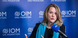 ARCHIVO - La nueva directora general de la Organización Internacional para las Migraciones, Amy Pope, durante una conferencia de prensa en Ginebra, Suiza, el lunes 15 de mayo de 2023. (Pierre Albouy/Keystone via AP, Archivo)