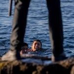 ARCHIVO - Un elemento de la Guardia Civil española espera que migrantes lleguen a nado al enclave español de Ceuta, cerca de la frontera entre Marruecos y España, el miércoles 19 de mayo de 2021. (AP Foto/Bernat Armangue, archivo)