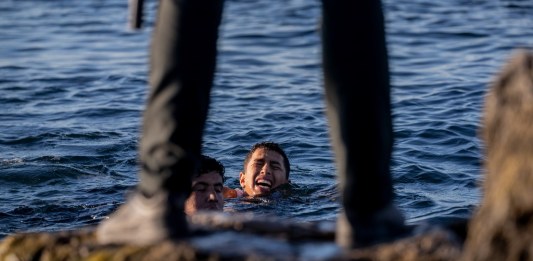 ARCHIVO - Un elemento de la Guardia Civil española espera que migrantes lleguen a nado al enclave español de Ceuta, cerca de la frontera entre Marruecos y España, el miércoles 19 de mayo de 2021. (AP Foto/Bernat Armangue, archivo)