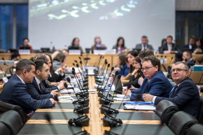 Los miembros de la delegación asisten a una sesión del Comité de los Derechos del Niño de las Naciones Unidas sobre los niños ucranianos, en Ginebra el 22 de enero de 2024.
