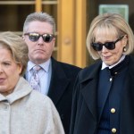 El juicio se retrasó después de que un jurado informara síntomas de Covid el lunes, víspera de las elecciones primarias presidenciales republicanas de New Hampshire. Foto: ANGELA WEISS / AFP