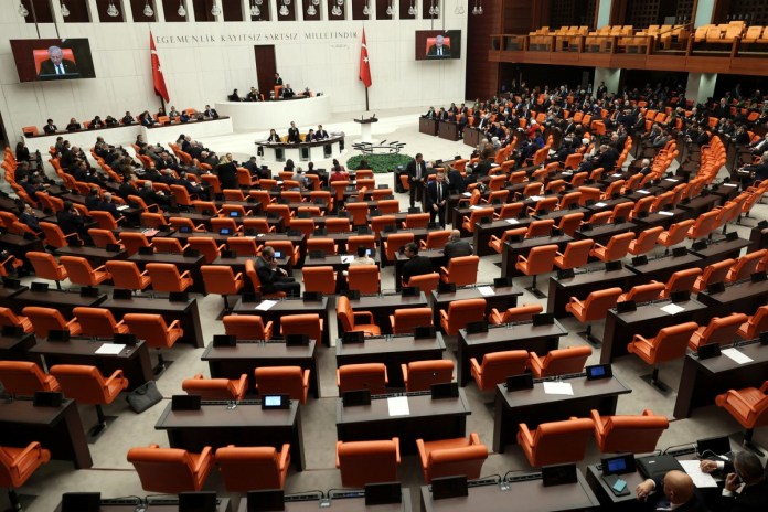 El parlamento de Turquía ratificó el 23 de enero de 2024 la membresía de Suecia en la OTAN después de más de un año de retrasos que alteraron los esfuerzos occidentales por mostrar determinación ante la guerra de Rusia contra Ucrania. (Foto de Adem ALTAN / AFP)