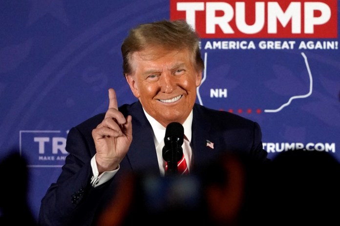 El aspirante presidencial republicano y ex presidente de Estados Unidos, Donald Trump, hace gestos mientras habla durante un mitin en Laconia, New Hampshire, el 22 de enero de 2024. (Foto: TIMOTHY A. CLARY / AFP)