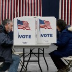 El expresidente estadounidense Donald Trump pretende abrirse camino hacia la nominación presidencial republicana el martes en las primarias de New Hampshire, eliminando rápidamente a su única oponente superviviente, la exembajadora de la ONU, Haley. (Foto de TIMOTHY A. CLARY / AFP)