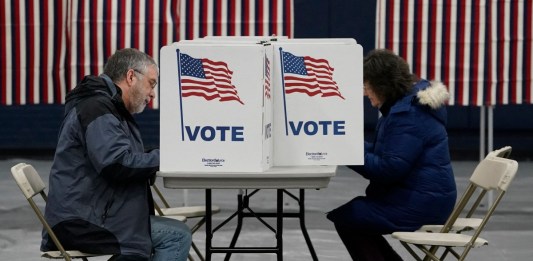 El expresidente estadounidense Donald Trump pretende abrirse camino hacia la nominación presidencial republicana el martes en las primarias de New Hampshire, eliminando rápidamente a su única oponente superviviente, la exembajadora de la ONU, Haley. (Foto de TIMOTHY A. CLARY / AFP)