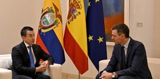 El primer Ministro de España, Pedro Sánchez, escucha al Presidente de Ecuador, Daniel Noboa (L), durante su reunión en el Palacio de la Moncloa en Madrid el 24 de enero de 2024.