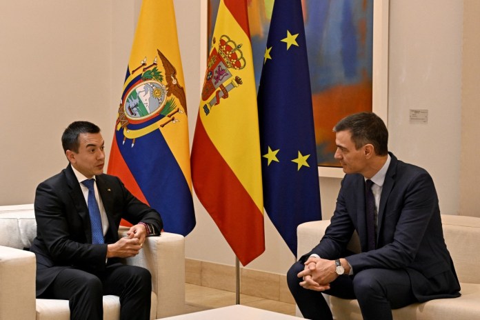 El primer Ministro de España, Pedro Sánchez, escucha al Presidente de Ecuador, Daniel Noboa (L), durante su reunión en el Palacio de la Moncloa en Madrid el 24 de enero de 2024.