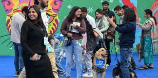 La gente junto con sus mascotas visitan 'Pet Fed', un festival de mascotas en Nueva Delhi el 17 de diciembre de 2023. Foto de Sajjad HUSSAIN / AFP