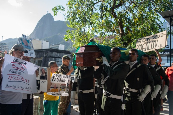 Pie de foto: Oficiales de la Policía Militar llevan el ataúd de la leyenda del fútbol brasileño Mario Zagallo. Los brasileños presentaron sus últimos respetos el domingo a la leyenda del fútbol. Foto: TEIXEIRA - AFP/La Hora