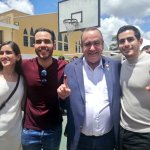 Alejandro Eduardo Giammattei Cáceres (de camisa de color corinto), fue retenido en Miami para ser interrogado por Migración. Foto: Emisoras Unidas/Publinews