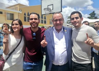 Alejandro Eduardo Giammattei Cáceres (de camisa de color corinto), fue retenido en Miami para ser interrogado por Migración. Foto: Emisoras Unidas/Publinews