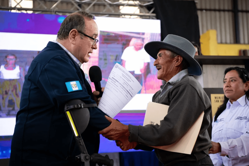 El presidente Giammattei hizo del Programa de Adulto Mayor, una de sus principales ofertas. Foto: La Hora / Gobierno de Guatemala. 