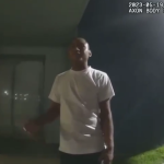 Captura del video, grabado con la cámara del sargento Michael Kunovich, del momento en que Virgilio Aguilar Méndez es interrogado por la Policía. Foto: captura de pantalla/La Hora
