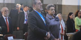 El presidente Bernardo Arévalo, su esposa y su equipo de gobierno estuvieron en la misa celebrada en la Catedral Metropolitana. Foto: José Orozco/La Hora